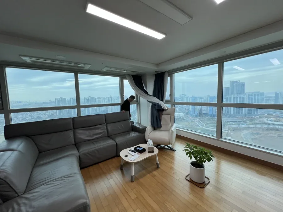 평택 고층 아파트 코너 세대 거실 통유리 전경